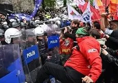İşçi değil provokatör! 1 Mayıs gösterilerinde polise tekme atan kişi CHP’li trol ’Basel’ çıktı! | Saldırıya parti otobüsüyle mi gitti?