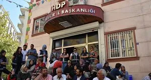 HDP önündeki ’evlat’ nöbetine destek...