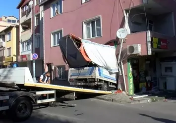 Üsküdar'da kamyonet iş yerine girdi