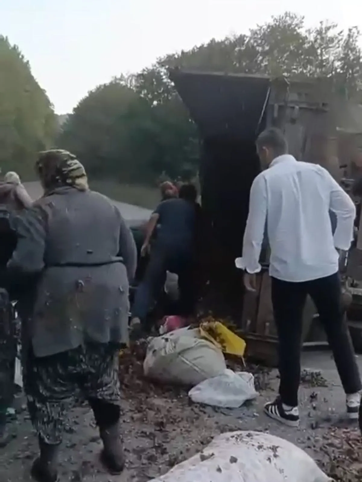 Düzce'de köy yolunda feci kaza: Kontrolden çıkan römork devrildi - 1
