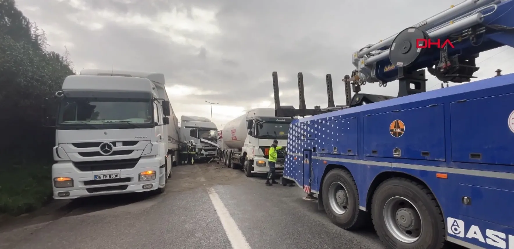 Kocaeli TEM/Anadolu Otoyolu'nda zincirleme kaza: 2 kişi hayatını kaybetti, Ankara yönü ulaşıma kapandı