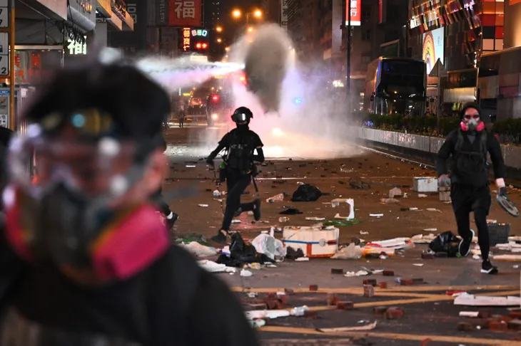 Hong Kong'da polis şiddetini artırdı! Protestoculara gerçek mermi ile müdahale - 5
