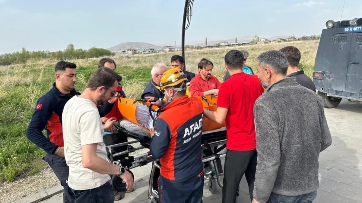 Van Kalesi'nde korkutan kaza: Düşen kadın kayalıklara sıkıştı