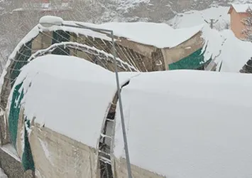 Kar yağışına halı saha bile dayanamadı!