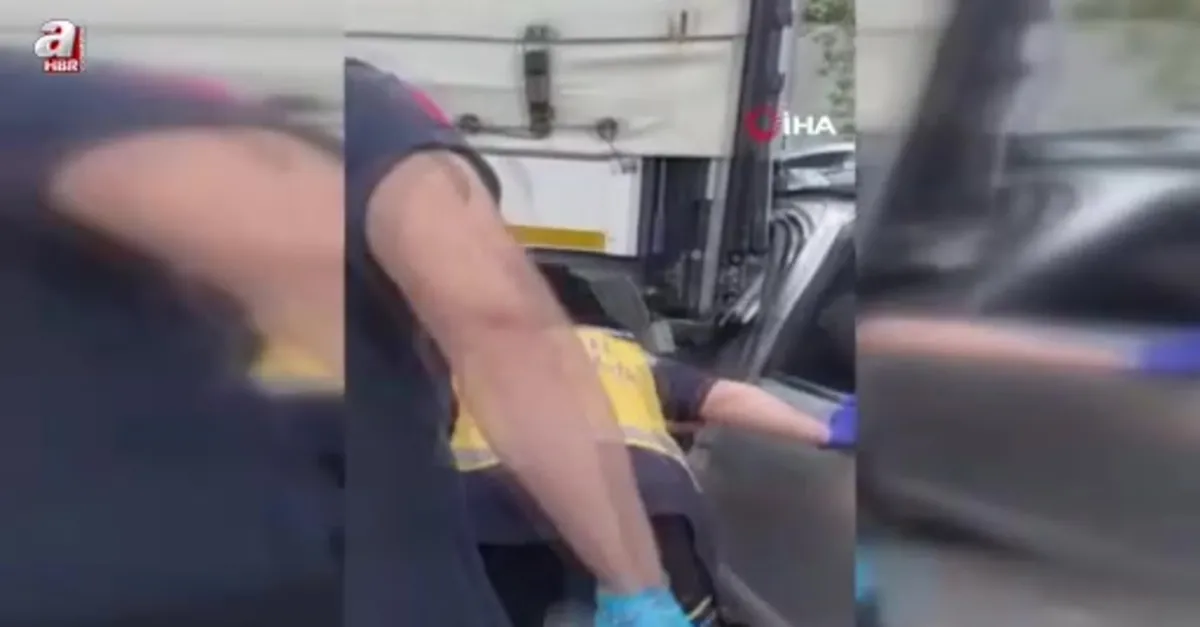 Samsun’da otomobil tırın altına girdi