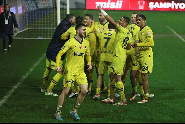 fenerbahce-yagmur-camur-dinlemedi-muhtesem-geri-donus-1708197698235.jpg Fenerbahçe yağmur çamur dinlemedi! Muhteşem geri dönüş... - 5