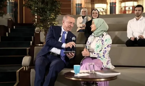 son-dakika-baskan-recep-tayyip-erdogan-millet-kutuphanesinde-genclerle-bulustu-1652952530795.jpeg Son dakika: Başkan Recep Tayyip Erdoğan Millet Kütüphanesi'nde gençlerle buluştu - 6