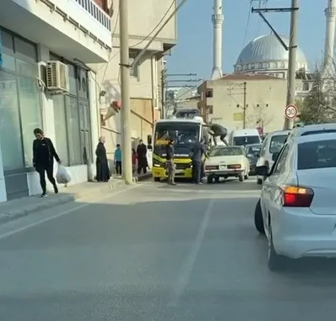 yol-verme-kavgasinda-gozu-donen-surucu-arabasinin-ustune-cikip-minibus-soforune-tekme-tokat-saldirdi-o-anlar-k-1649317502422.jpg Yol verme kavgasında gözü dönen sürücü arabasının üstüne çıkıp minibüs şoförüne tekme tokat saldırdı! O anlar kamerada - 2