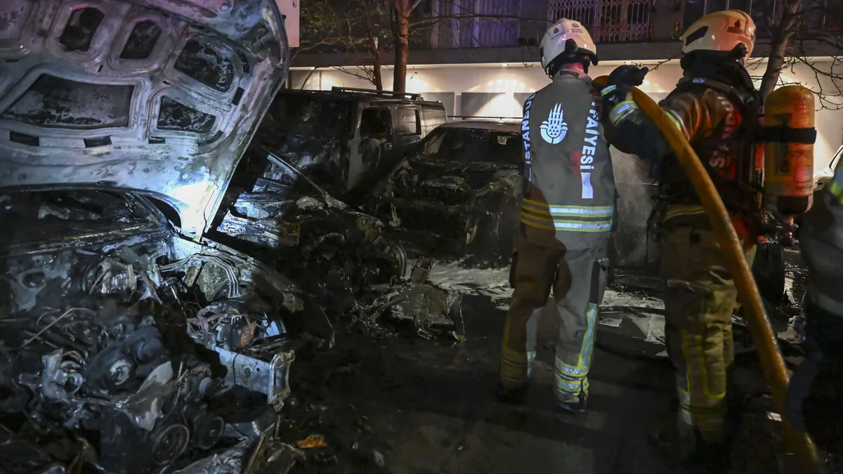 Beşiktaş'ta oto kiralama şirketinde yangın; 15 lüks araç yandı