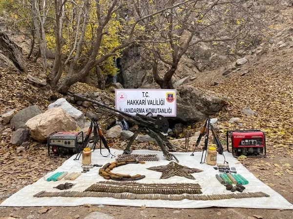 hakkaride-pkkya-operasyon-silah-ve-muhimmat-ele-gecirildi-1668719409607.jpg Hakkari'de PKK'ya operasyon: Patlayıcı ele geçirildi - 1