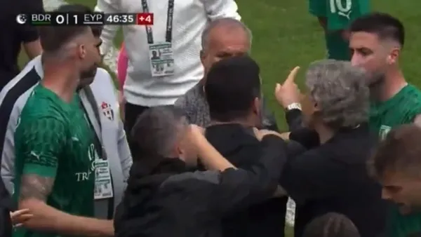 bodrumspor-eyupspor-macinda-ortalik-karisti-1709379939760.jpeg Bodrum FK - Eyüpspor maçında ortalık karıştı! Arda Turan ile Uğur Demirok'a yabancı madde isabet etti - 5