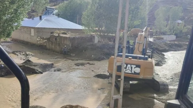 meteoroloji-uyarmisti-vanda-bircok-ilce-sele-teslim-oldu-1719268361896.jpg Meteoroloji uyarmıştı: Van'da birçok ilçe sele teslim oldu - 1