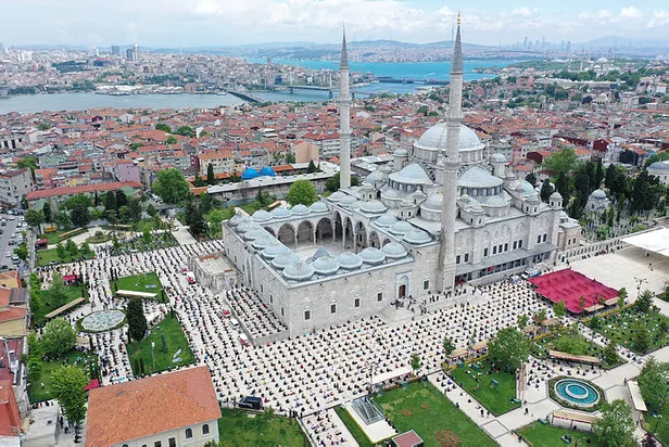 istanbul-bayram-namazi-saati-20-temmuz-diyanet-istanbulda-kurban-bayrami-namazi-saat-kacta-kilinacak-1626720157861.jpg