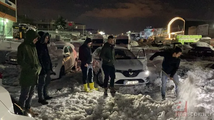 İstanbul’da sürücülerin kar çilesi sürüyor: Hadımköy’deki trafik yoğunluğu havadan görüntülendi! Kilometrelerce araç kuyruğu oluştu