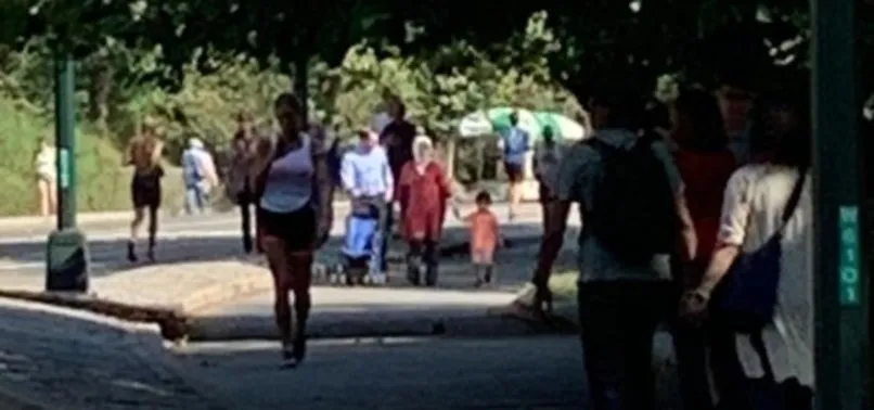 Bakan Albayrak ve eşi Esra Albayrak Central Park'ta gezdi