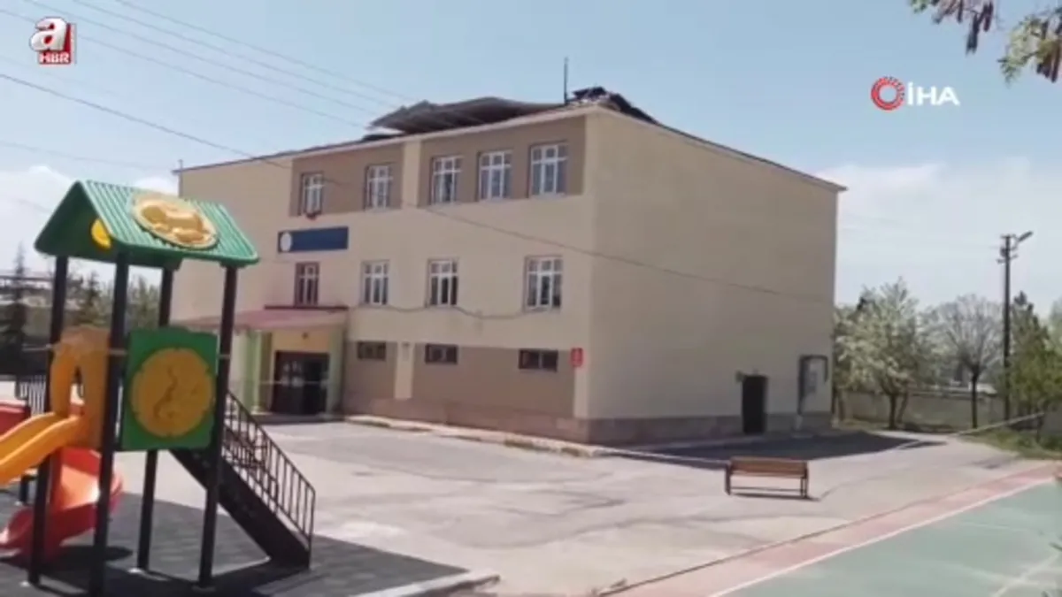Van'da fırtına okulun çatısını uçurdu