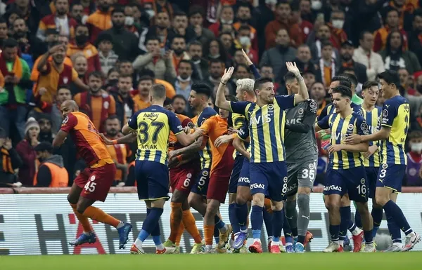 galatasarayda-derbi-karari-yonetim-ozel-prim-vermeyecek-1649262703994.jpg Galatasaray'da derbi kararı: Yönetim özel prim vermeyecek - 1