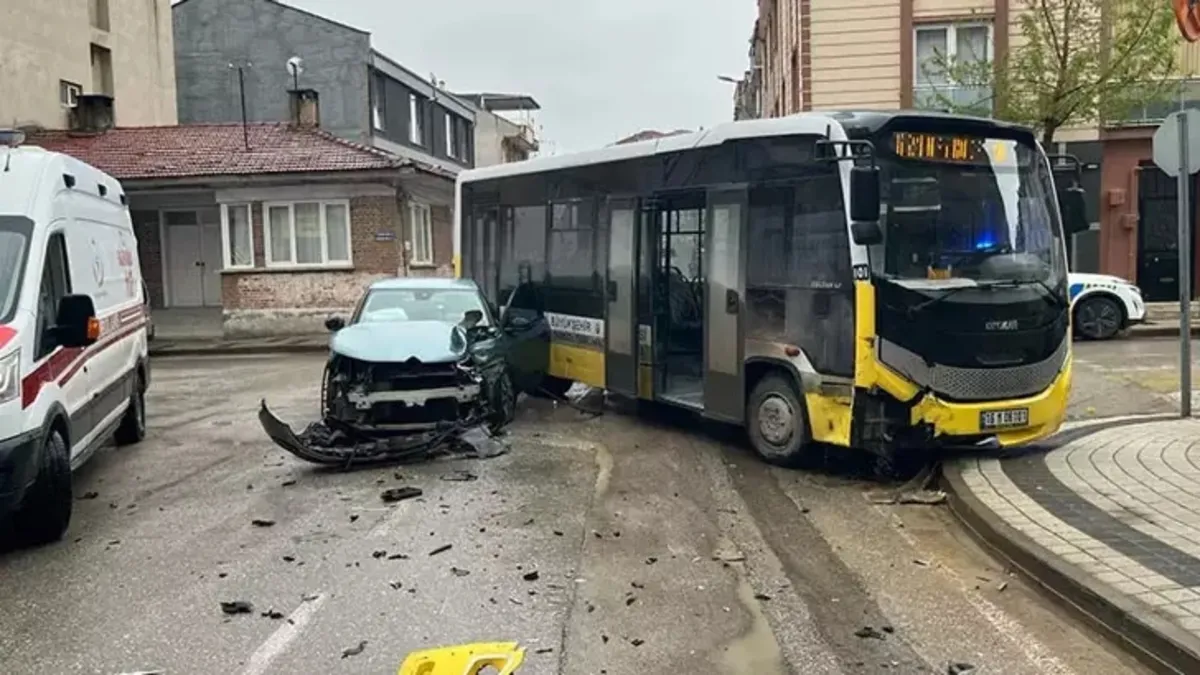 Otomobil, halk otobüsüne çarptı: 3 yaralı