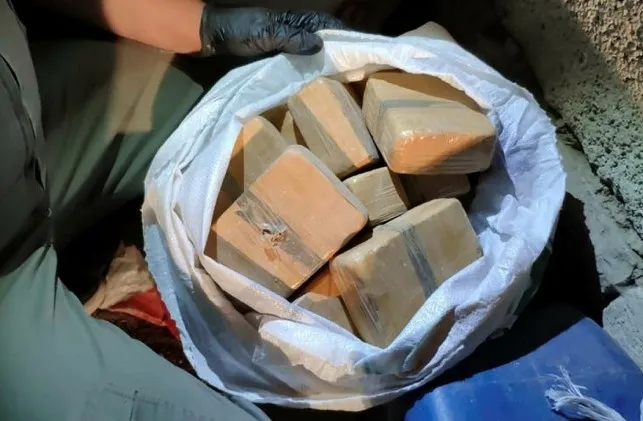 Van'da uyuşturucu satıcılarına dev darbe! Kilolarca eroin yakalandı - 1