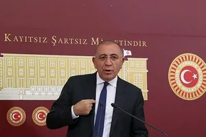 CHPde kriz çıktı! Gürsel Tekinden başkan adaylarına eleştiri