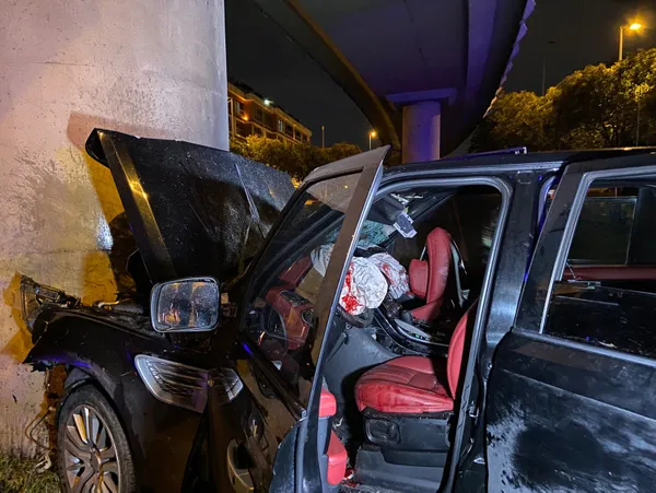 1696217017093.jpg İstanbul'da feci kaza! Aşırı hız dehşeti yaşattı: Viyadüğün beton ayağına çarptı - 1