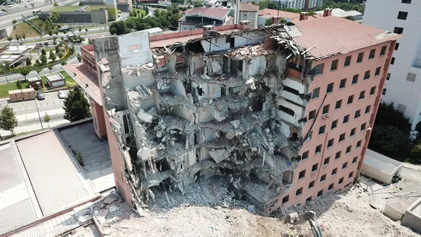 6-yildir-kullanilmiyordu-tarihi-haydarpasa-numune-hastanesinin-yikimina-baslandi-1626860717762.jpg 6 yıldır kullanılmıyordu! Tarihi Haydarpaşa Numune Hastanesi'nin yıkımına başlandı - 3