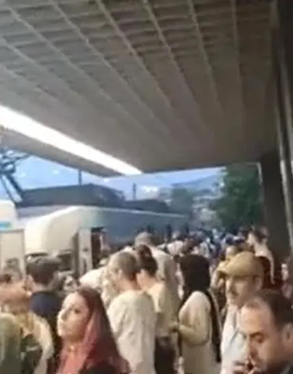 1692069147840.jpeg İstanbullunun toplu ulaşım çilesi! Yenikapı-Atatürk Havalimanı metrosu arızalandı seferler iki saat aksadı - 1