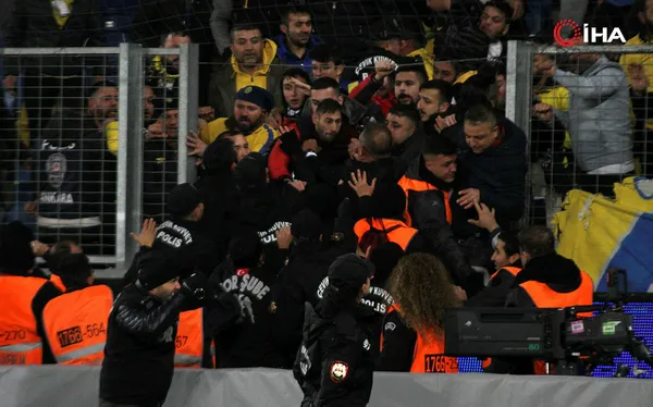 halil-umut-melere-yumruklu-saldiri-sonrasi-super-lig-hakemlerinden-ortak-aciklama-kararimizi-aciklayacagiz-1702365292743.jpg Halil Umut Meler'e yumruklu saldırı sonrası Süper Lig hakemlerinden ortak açıklama: Kararımızı açıklayacağız - 4