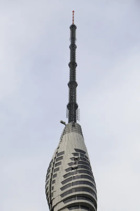 Çamlıca Kulesi’ne vinçten düşen parçalar hasar verdi! Kule ziyarete kapandı