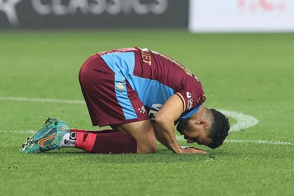 Fenerbahçeli Samet Akaydın Trabzonsporlu Trezeguet’ye tükürdü mü? Peş peşe açıklamalar