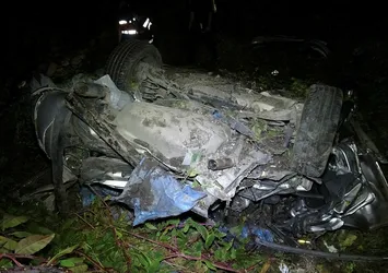 Trabzon'da bir aile yok oldu! 50 metreden şarampole uçan araçta kurtulan olmadı! 2'si çocuk 4 kişi hayatını kaybetti