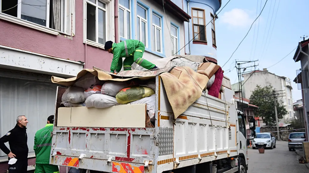 Bir daireden 4 kamyon çöp çıktı