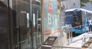 Feci olay! Tramvay ile durak arasına düştü