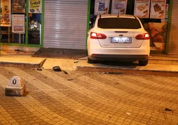 Üsküdar'da otomobil markete girdi