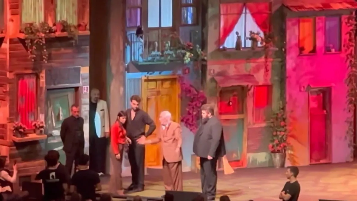 Müjdat Gezen'in tiyatrosunda 