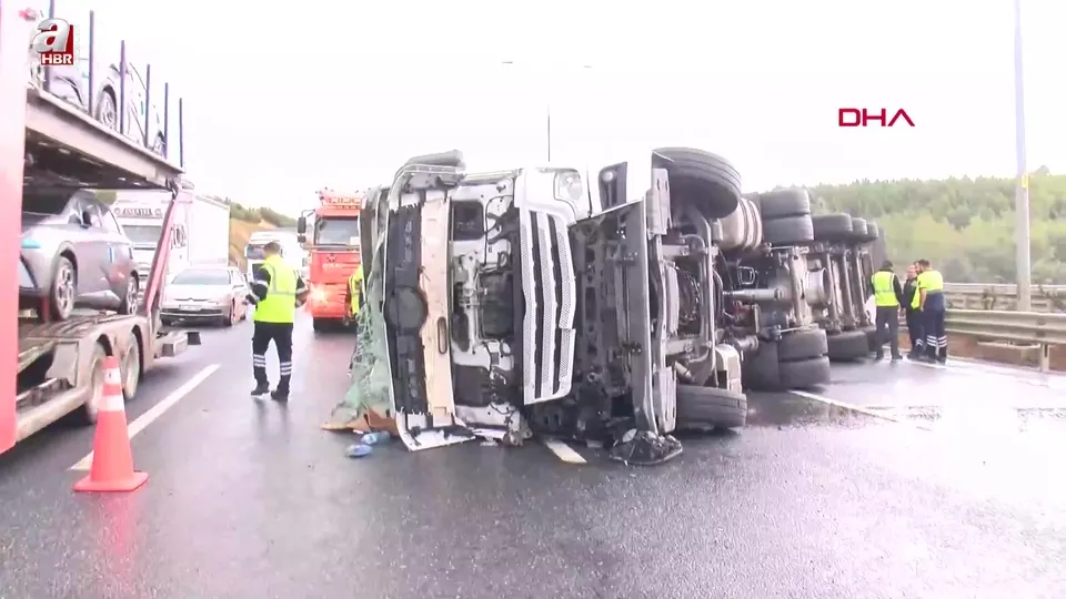 Kuzey Marmara’da TIR devrildi! Trafik durdu