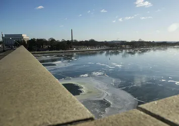 Washington'daki Potomac Nehri dondu