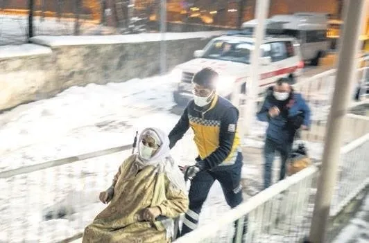 Erzurum’da -15 derecede sağlık ekiplerinin zorlu görevleri! Hayatlara dokunuyorlar - 1