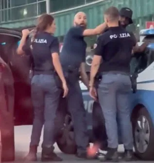 Milanlı futbolcu Bakayoko İtalyan polisinin kendisine yaptığı üst aramasını eleştirdi: - 2