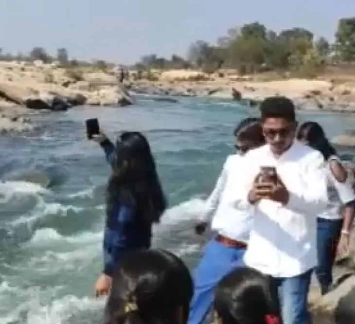 Selfie çeken genç kız canından oldu! O anlar böyle görüntülendi