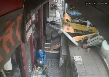 İstanbul Beyoğlu'nda İETT otobüsü kaldırıma çıktı 2 kişiye çarptı