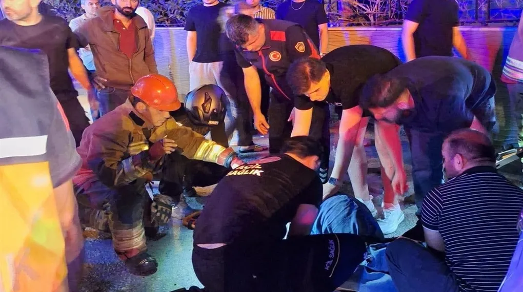 Hatay'da feci kaza: Otomobil duvara daldı