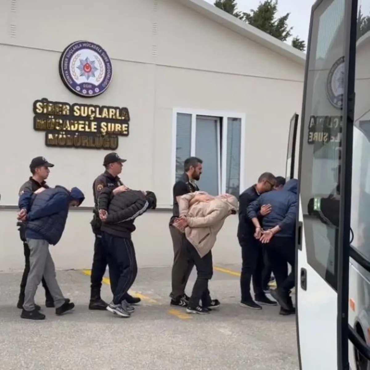 Doktoru yatırım vaadiyle 11 milyon lira dolandıran şebekeye operasyon