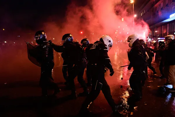 Fransa sokakları yangın yeri: Ülke genelinde artan İslamofobi protesto edildi