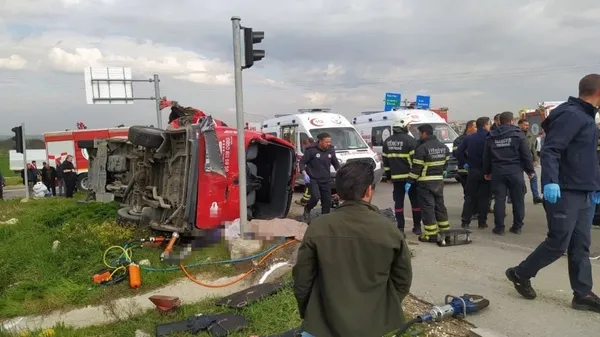 tekirdagda-katliam-gibi-kaza-tir-ile-minibus-carpisti-cok-sayida-olu-ve-yarali-var-1711007651024.jpg