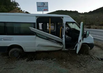 İşçi servisi istinat duvarına çarptı: 10 yaralı