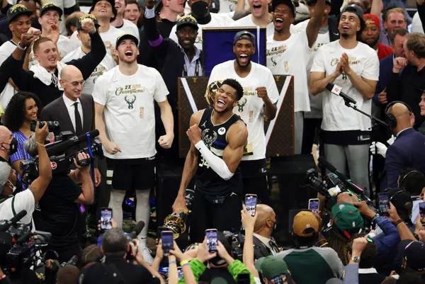 NBA’de 2020-2021 şampiyonu Milwaukee Bucks oldu