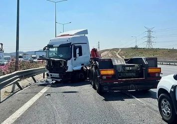 Kuzey Marmara Otoyolu'nda lastiği patlayan TIR cipe çarptı: 2 ölü 4 yaralı