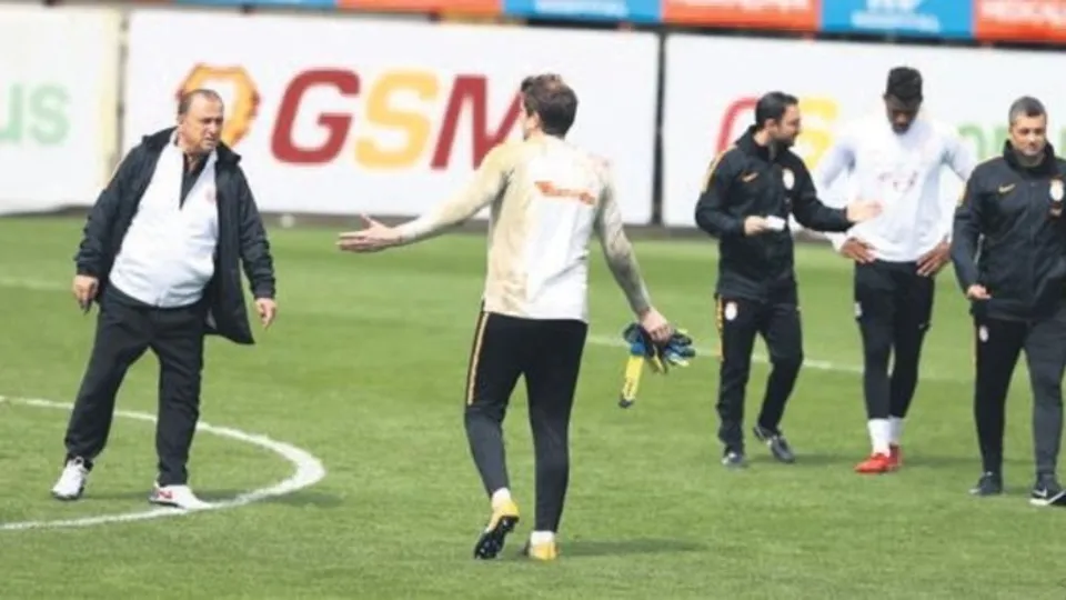 Galatasaray idmanında Tolga Ciğerci ile Carrasso arasında gerginlik!