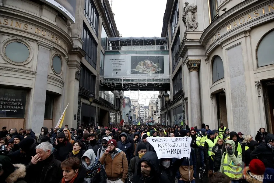 Fransa'da Macron için 'diktatör' sloganları 11